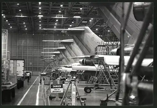 Fotografie unbekannter Fotograf, Ansicht Everett, Boeing-Flugzeugfabrik, Flugzeuge in der Montagehalle