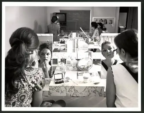 Fotografie American Airlines Flight Service College, Stewardess-Students practice the gentle art of make-up, 25 x 20cm