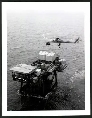 Fotografie Hubschrauber Sikorsky S-64 versorgt eine Ölbohrplattform im Golf von Mexiko, Grossformat 21 x 28cm