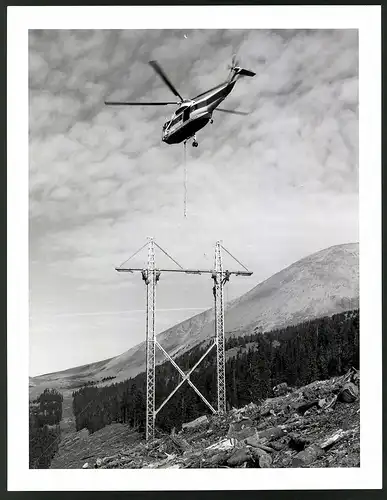 Fotografie Hubschrauber Sikorsky S-61A bei der Montage einer Hochspannungsleitung in den Rocky Mountains, 21 x 28cm