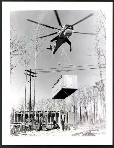 Fotografie Hubschrauber Sikorsky S-64 Skycrane bei der Montage einer Ski-Lodge Hamburg Mountain New Jersey, 21 x 28cm