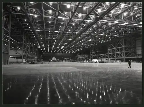 Fotografie unbekannter Fotograf, Ansicht Everett / WA, Boeing-Flugzeugfabrik, Blick in eine der Werkhallen