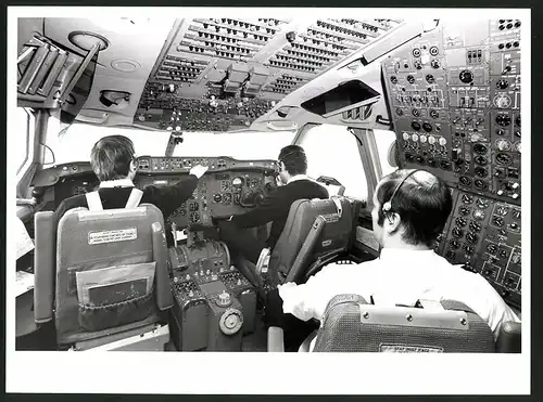 Fotografie Flugzeug Airbus A-300, Crew im Cockpit der Lufthansa-Maschine