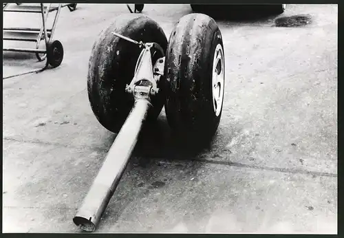 Fotografie Lufthansa Flug 502, Fahrwerksteile der Lockheed Constellation D-ALAK nach dem Absturz in Rio de Janeiro 1959