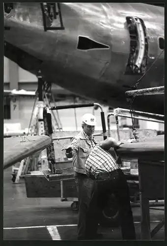 Fotografie Ansicht Everett, Boeing-Flugzeugfabrik, Mechaniker während der Flugzeug-Endmontage