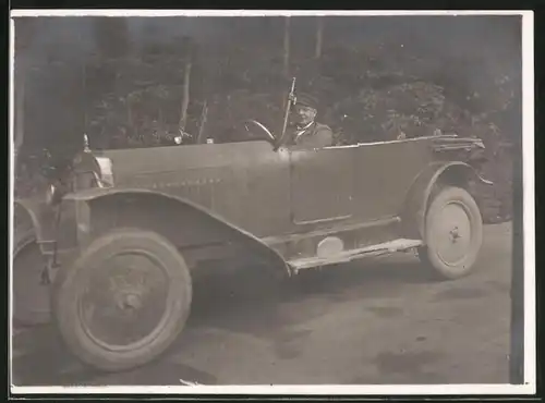 Fotografie Auto Opel Cabrio, Fahrer mit Schirmmütze im offenen PKW