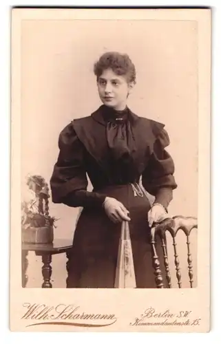 Fotografie Wilh. Scharmann, Berlin-SW, Kommandantenstrasse 15, Portrait jelegante Dame mit einem Fächer