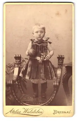 Fotografie E. Walsleben, Breslau, Zwingerstrasse 24, Portrait kleines Mädchen im Kleid mit Ball