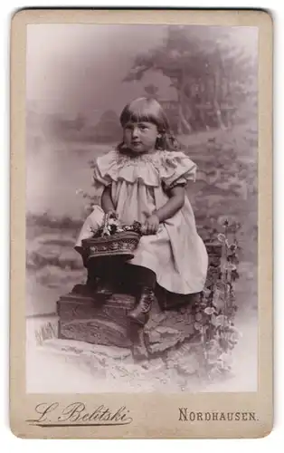 Fotografie L. Belitski, Nordhausen, Freiheit 14, Portrait kleines Mädchen im Kleid mit Körbchen