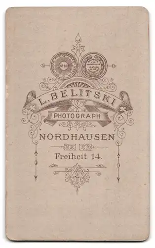 Fotografie L. Belitski, Nordhausen, Freiheit 14, Portrait kleines Mädchen im Kleid mit Körbchen