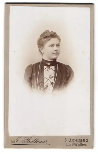 Fotografie J. Stadlmair, Nürnberg, Am Sterntor, Portrait junge Dame in zeitgenössischer Kleidung