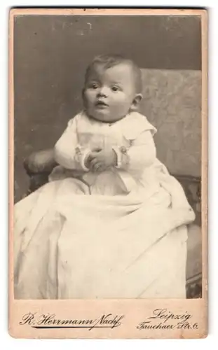 Fotografie R. Herrmann Nachf., Leipzig, Tauchaer Strasse 6, Portrait süsses Baby im langen Kleid