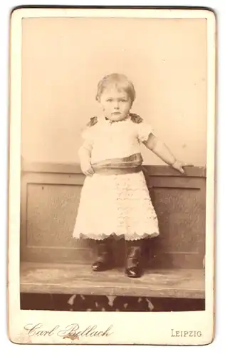Fotografie Carl Bellach, Leipzig, Gellert-Strasse 12, Portrait kleines Mädchen im weissen Kleid