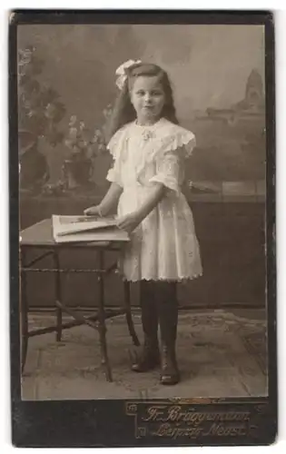 Fotografie Friedr. Brüggemann, Leipzig-Neustadt, Eisenbahnstrasse 1, Portrait Mädchen im Kleid mit einem Buch