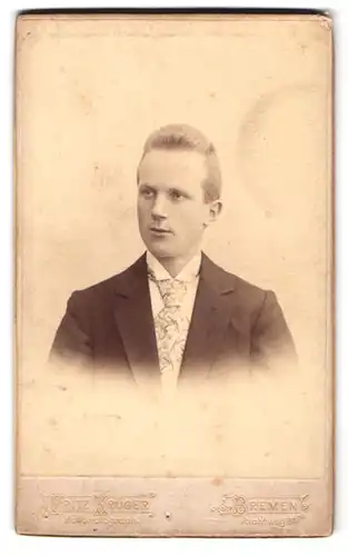 Fotografie Fritz Krüger, Bremen, Richtweg, Portrait junger Herr im Anzug mit Krawatte
