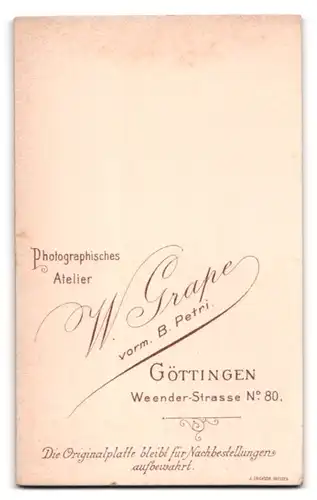 Fotografie W. Grape, Göttingen, Weender-Strasse 80, Portrait stattlicher Herr im Anzug mit Backenbart