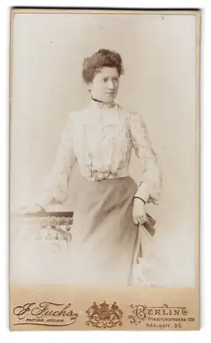 Fotografie J. Fuchs, Berlin, Friedrichstrasse 108, Portrait junge Dame in hübscher Bluse und Rock