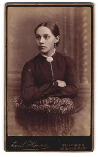 Fotografie Emil Hansen, Svendborg, Möllergade 271, Portrait junge Dame mit Kragenbrosche