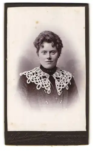 Fotografie S. K. Sondergaard, Nykjöbing, Portrait junge Dame im Kleid mit weissem Kragen