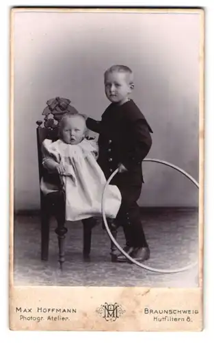 Fotografie Max Hoffmann, Braunschweig, Hutfiltern 8, Portrait Junge im Matrosenanzug mit Reifen und Kleinkind