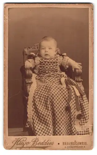 Fotografie Hugo Beddies, Braunschweig, Hagenmarkt 4, Portrait süsses Baby im karierten Kleid