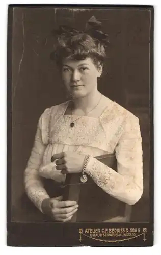 Fotografie C. F. Beddies & Sohn, Braunschweig, Kuhstrasse 10, Portrait junge Dame in hübscher Kleidung