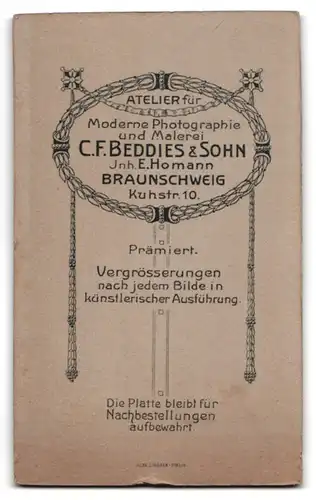 Fotografie C. F. Beddies & Sohn, Braunschweig, Kuhstrasse 10, Portrait junge Dame in hübscher Kleidung