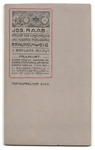 Fotografie Jos. Raab, Braunschweig, Bohlweg 40 a, Portrait junge Dame mit Kragenbrosche und Halskette