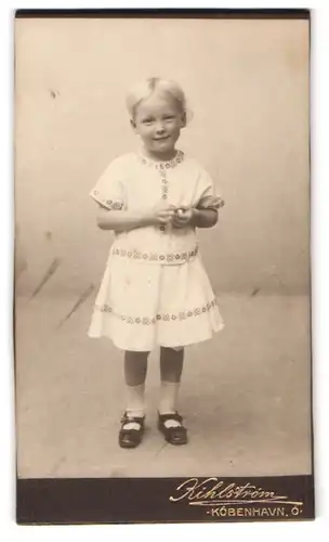 Fotografie Wilh. Kihlstrom, Kobenhavn-O., Osterbrogade 27, Portrait kleines Mädchen in hübscher Kleidung
