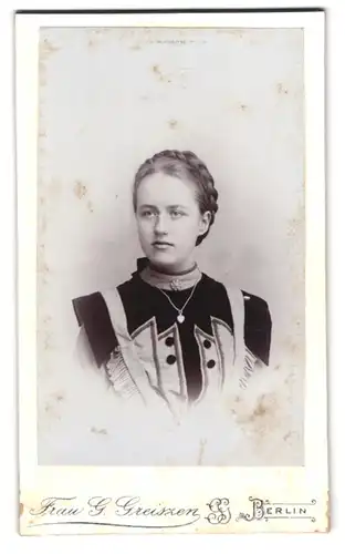 Fotografie G. Greiszen, Berlin-SW, Friedrichstrasse 207, Portrait junge Dame im modischen Kleid