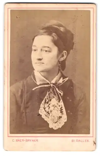 Fotografie C. Baer-Bryner, St. Gallen, Portrait junge Dame mit Hochsteckfrisur