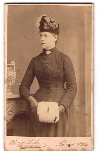 Fotografie Herman Koch, Neuwied a /Rh., Portrait junge Dame in modischer Kleidung mit Muff