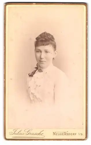 Fotografie Julius Grusche, Neugersdorf i /S., Portrait junge Dame mit hochgestecktem Haar