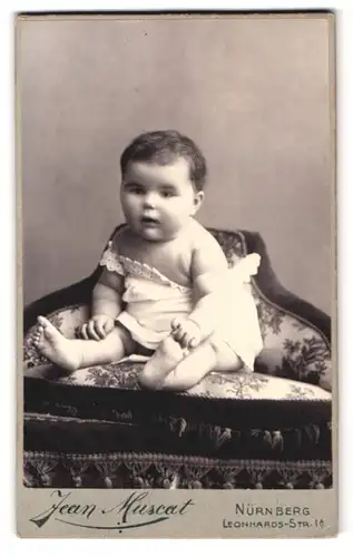 Fotografie Jean Muscat, Nürnberg, Leonhards-Strasse 1a, Portrait süsses Kleinkind im weissen Hemd