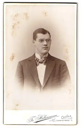Fotografie Fr. Habermann, Gotha, Löwenstrasse 3, Portrait junger Herr im Anzug mit Brille