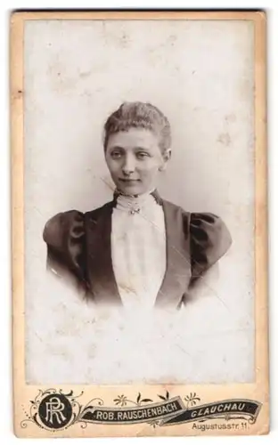 Fotografie Rob. Rauschenbach, Glauchau, Augustusstrasse11, Portrait junge Dame mit zurückgebundenem Haar