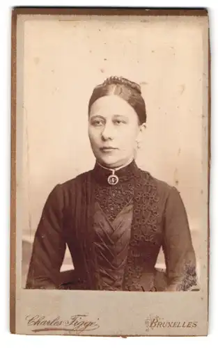 Fotografie Charles Figgé, Bruxelles, 19, Rue Neuve, 19, Portrait junge Dame mit hochgestecktem Haar