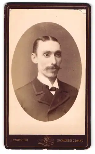 Fotografie J. Vanhoeter, Bruxelles, 54, Chaussée de Gand, 54, Brustportrait eleganter Herr mit Moustache