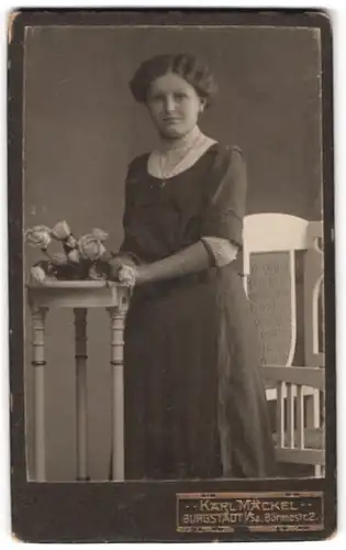 Fotografie Karl Mäckel, Burgstädt i /Sa., Böhmestrasse 2, Portrait junge Dame im Kleid