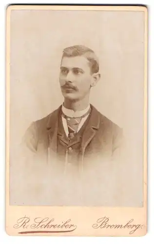 Fotografie R. Schrieber, Bromberg, Danziger-Strasse 162, Portrait modisch gekleideter Herr mit Oberlippenbart