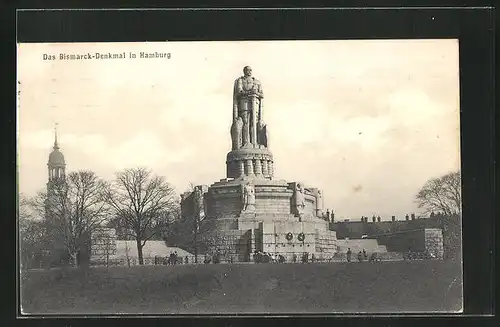 AK Hamburg-St. Pauli, Bismarck-Denkmal mit Spaziergängern