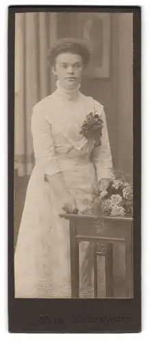 Fotografie Atelier Weets, Waltershausen, Dame im weissen Kleid mit Blumenstrauss in stehender Pose