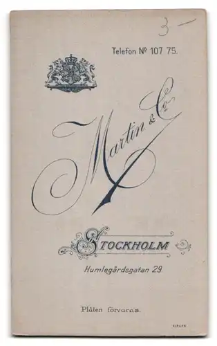 Fotografie Martin & Co., Stockholm, Humlegardsgatan 29, Dame im dunklen Kleid mit Halskette