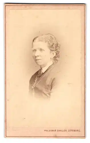 Fotografie Waldemar Dahllöf, Göteborg, Östra Hamngatan 18, ältere Dame im Kleid mit Ohrringen