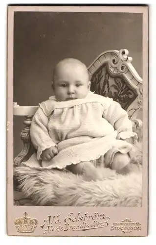 Fotografie Alb. Edström, Stockholm, Fredsgatan 13, dickes Baby im Kleid in sitzender Pose