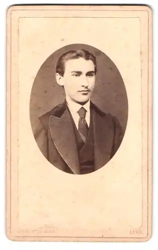Fotografie Herm. Otto Klein, Lahr, Mann im Anzug mit gestylten Haaren