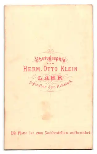 Fotografie Herm. Otto Klein, Lahr, Mann im Anzug mit gestylten Haaren