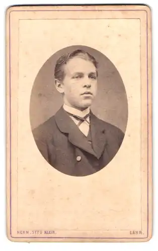 Fotografie Herm. Otto Klein, Lahr, junger Mann in eleganter Kleidung mit gestylten Haaren