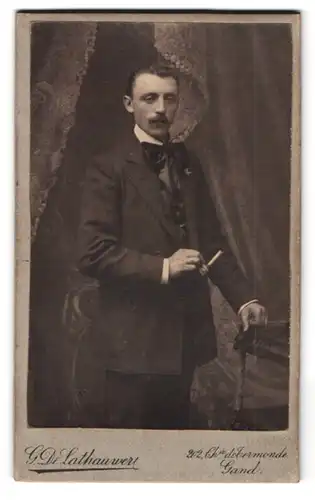 Fotografie G. De Lathauwer, Gand, Chée de Termonde 202, Mann im Anzug in stehender Pose