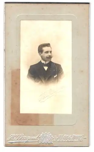 Fotografie H. Dargent, Bruxelles, 163, Rue de Brabant, Mann im Anzug mit Oberlippenbart von der Seite
